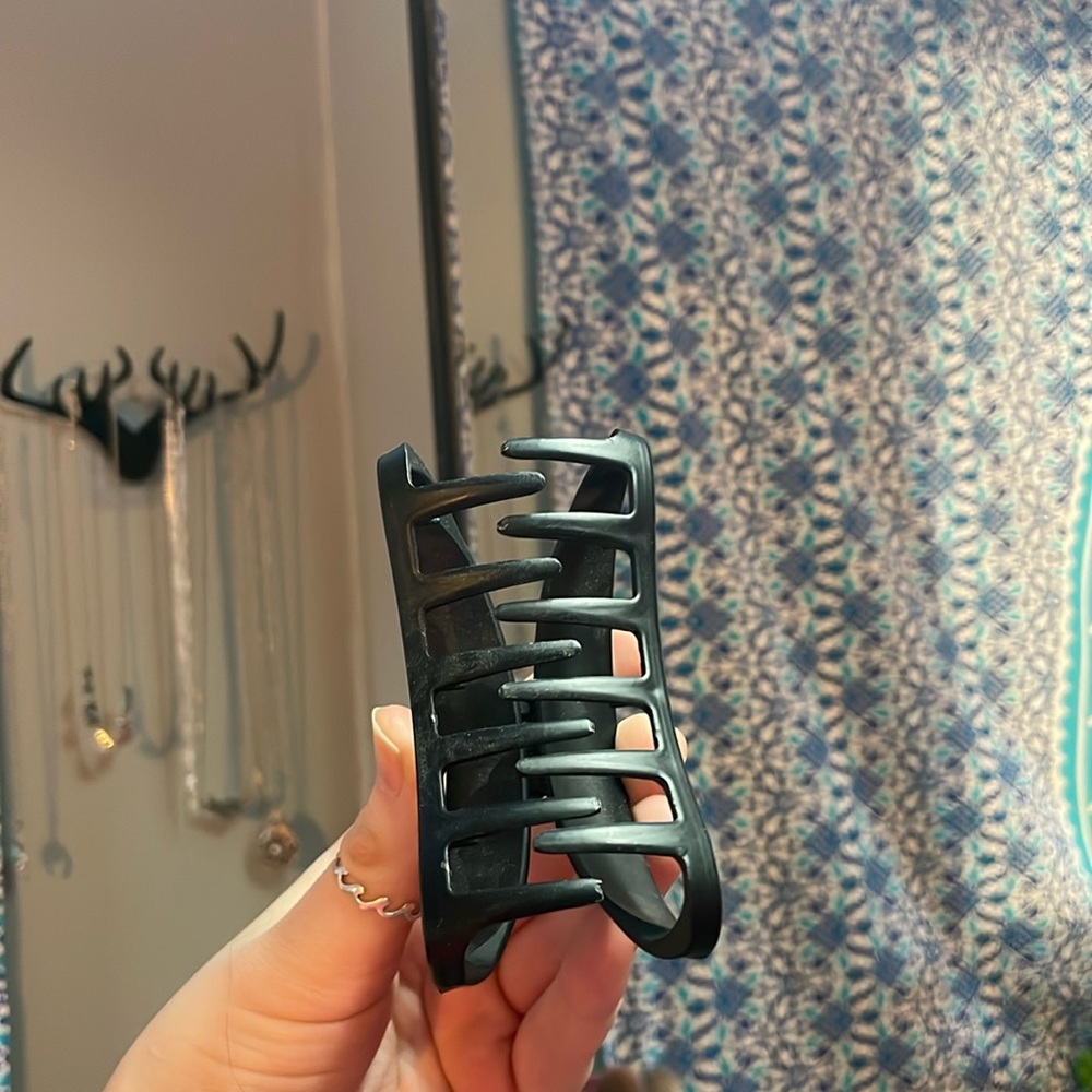 Three big claw clips and a fuzzy scrunchie!!